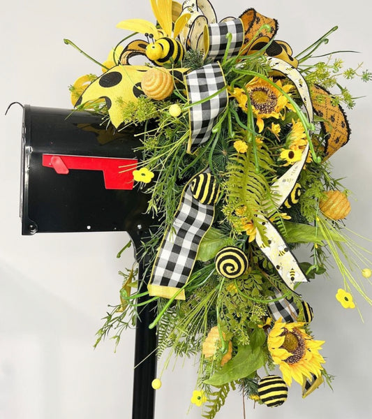 Buzz-Worthy Bee & Sunflower Mailbox Topper
